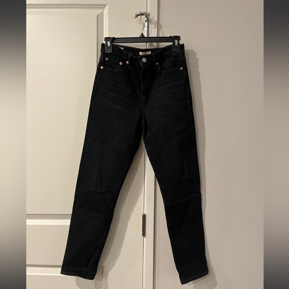 Black Levi’s Wedgie jeans